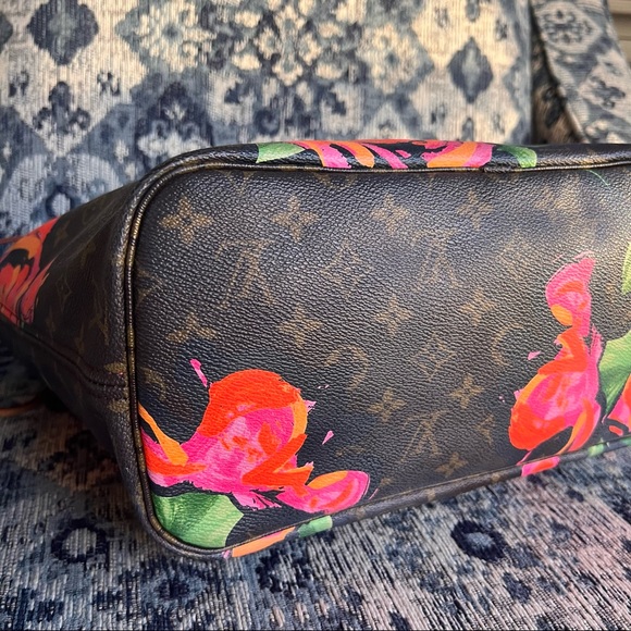 Louis Vuitton Roses Neverfull MM - Picture 9 of 16
